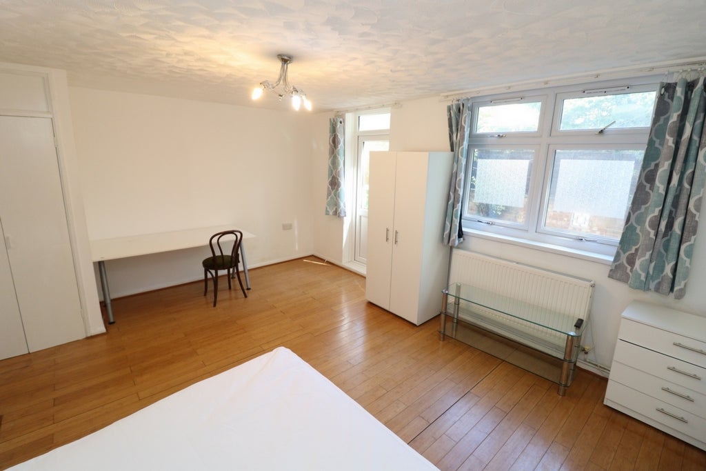 Room Globe Road in Greater London