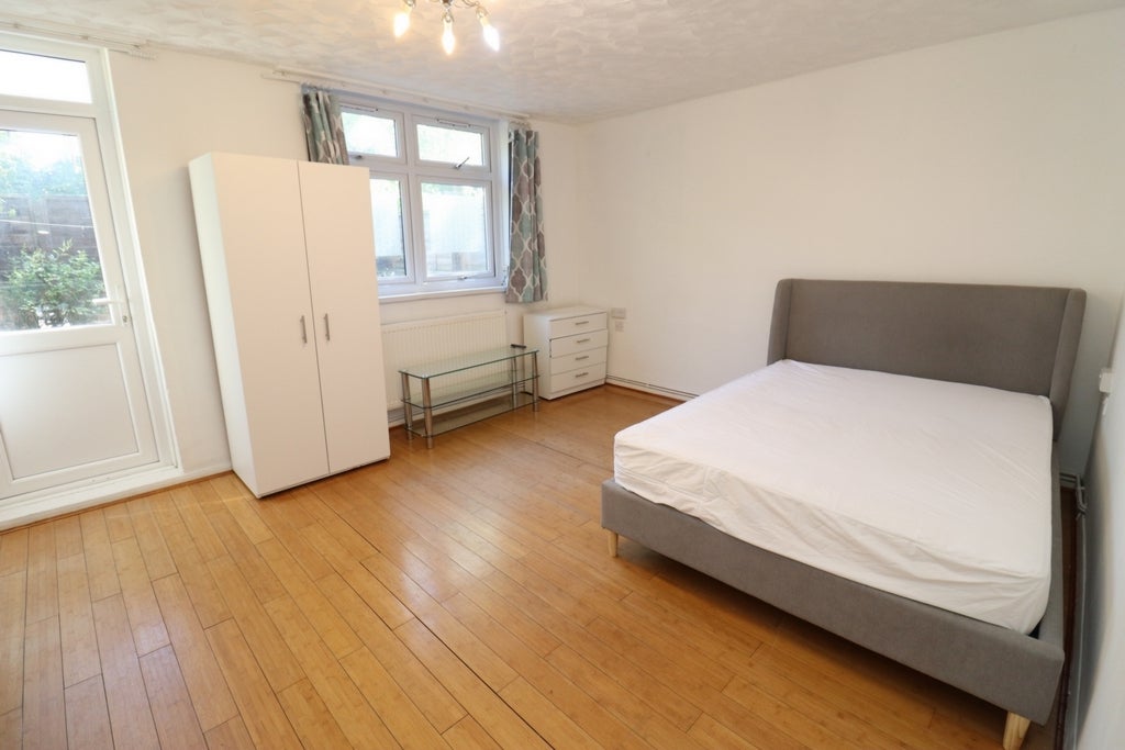 Room Globe Road in Greater London