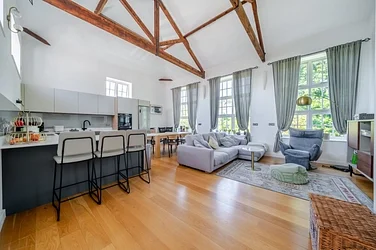 House Arcadian Place in Greater London