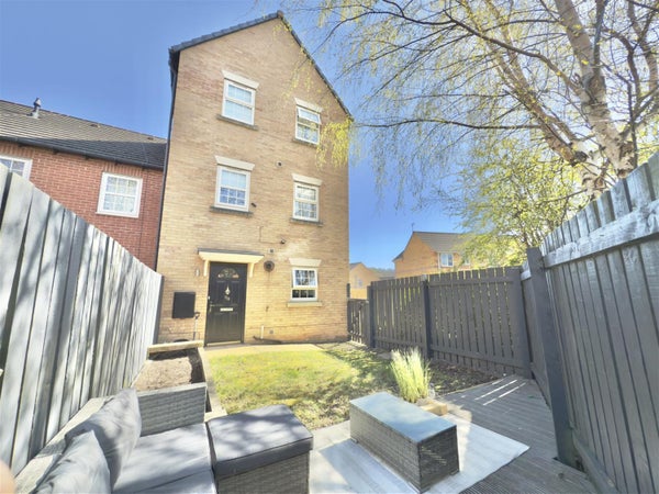 House Barnsbridge Grove in Cudworth