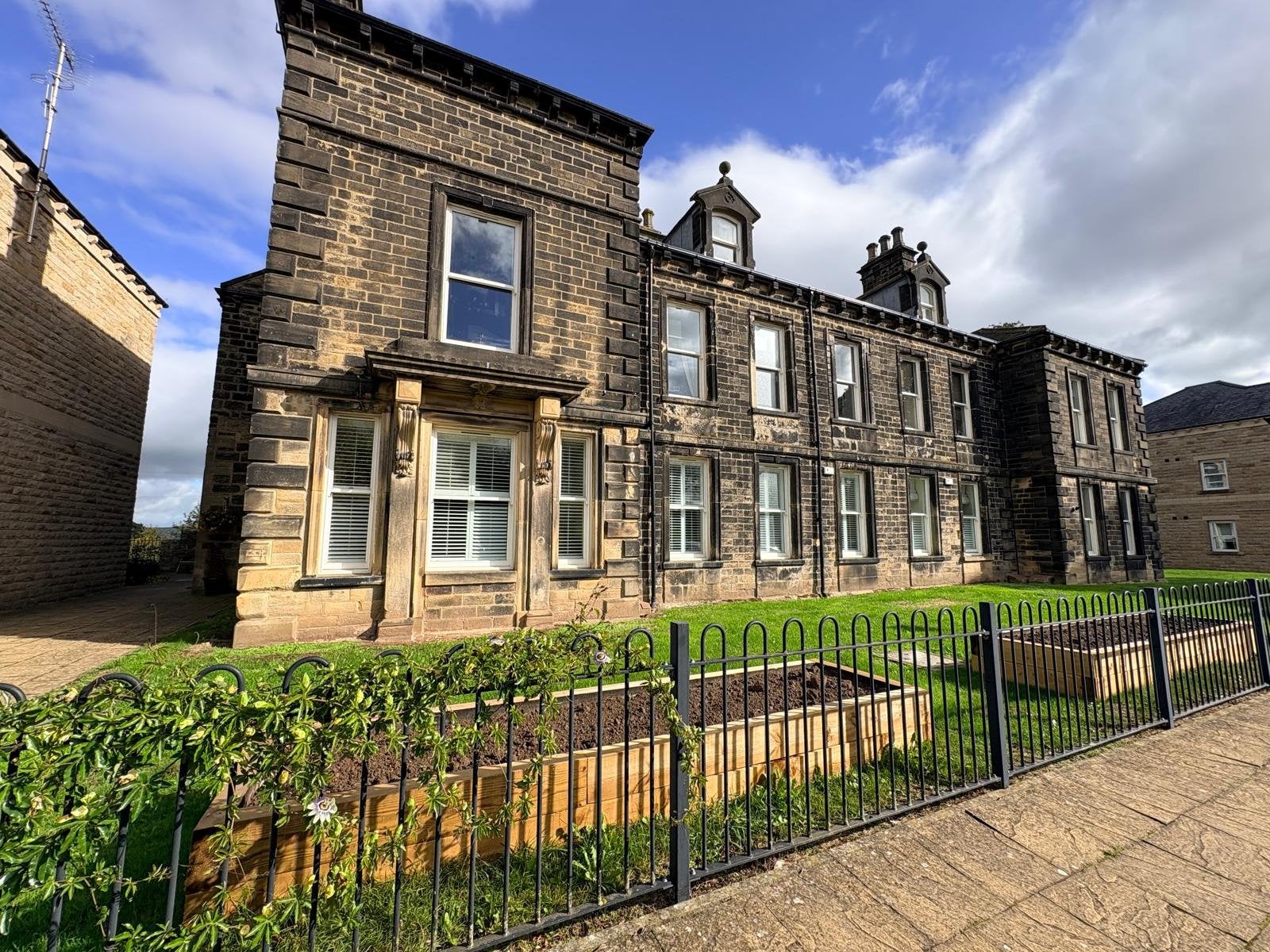 Flat Menston Hall in Bradford