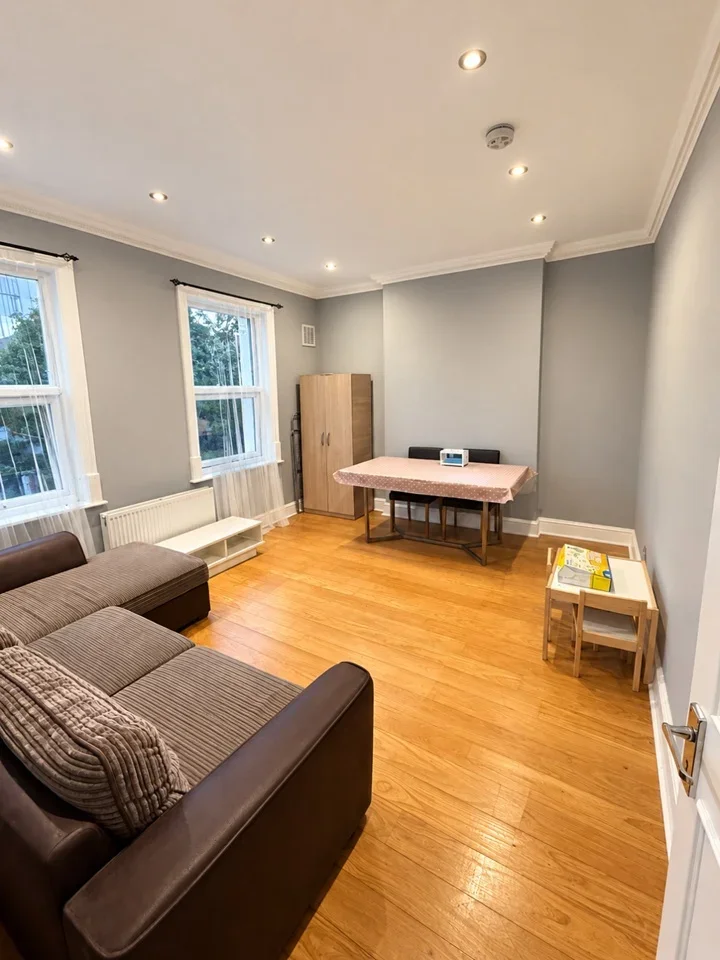 Flat Sunningfields Road in Greater London