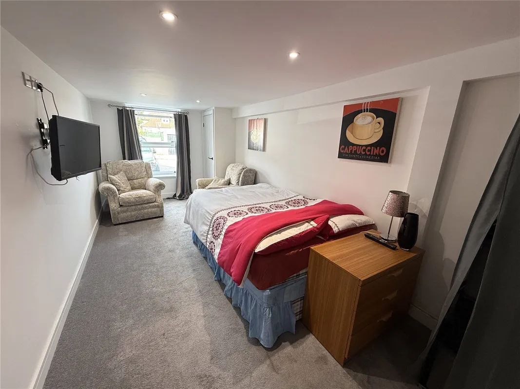 Room Overnhill Road in Kingswood