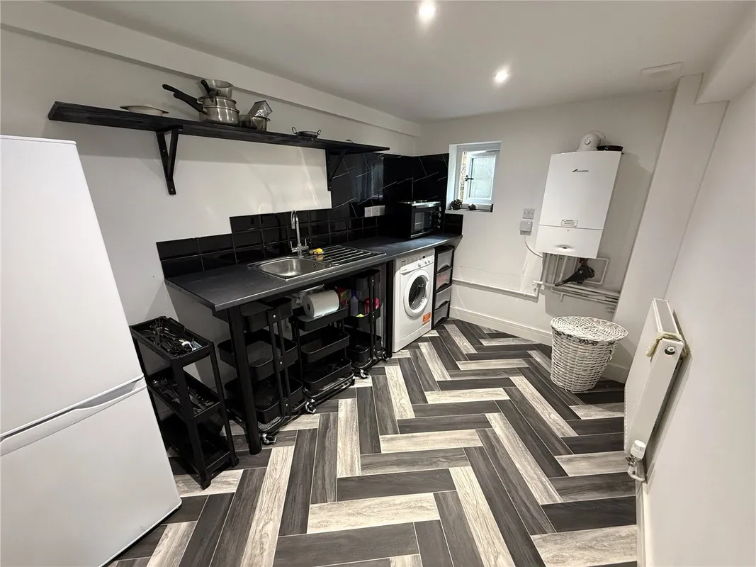 Room Overnhill Road in Kingswood