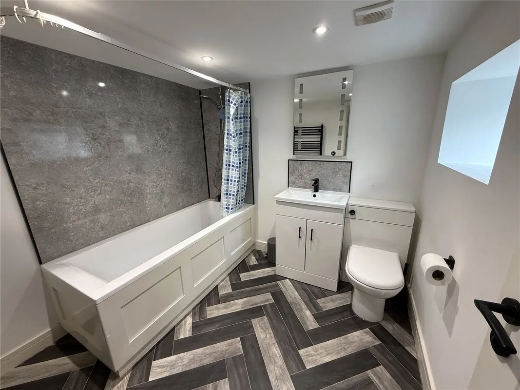 Room Overnhill Road in Kingswood