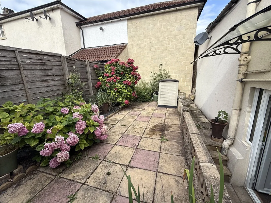 Room Overnhill Road in Kingswood