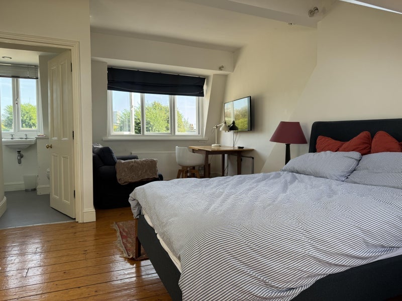 Room Wormholt Road in Greater London