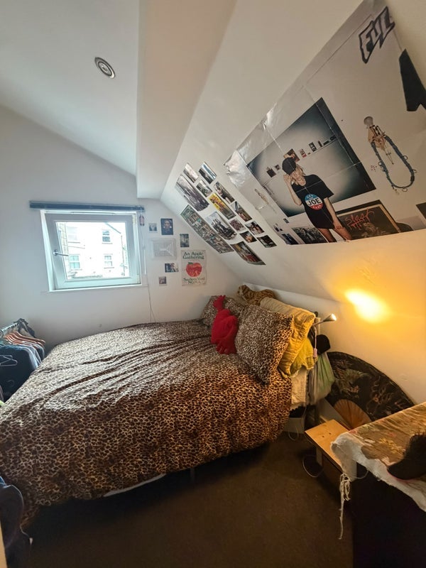 Room Needham Avenue in Manchester