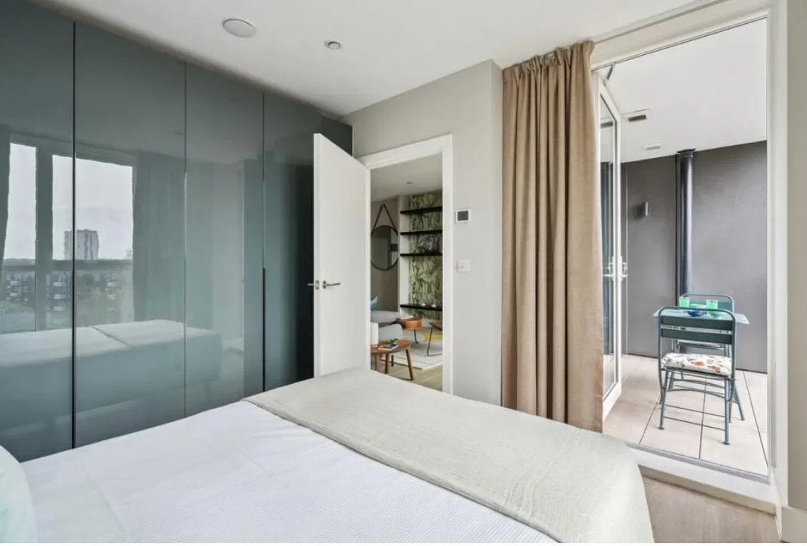 Flat Wyvil Road in Greater London