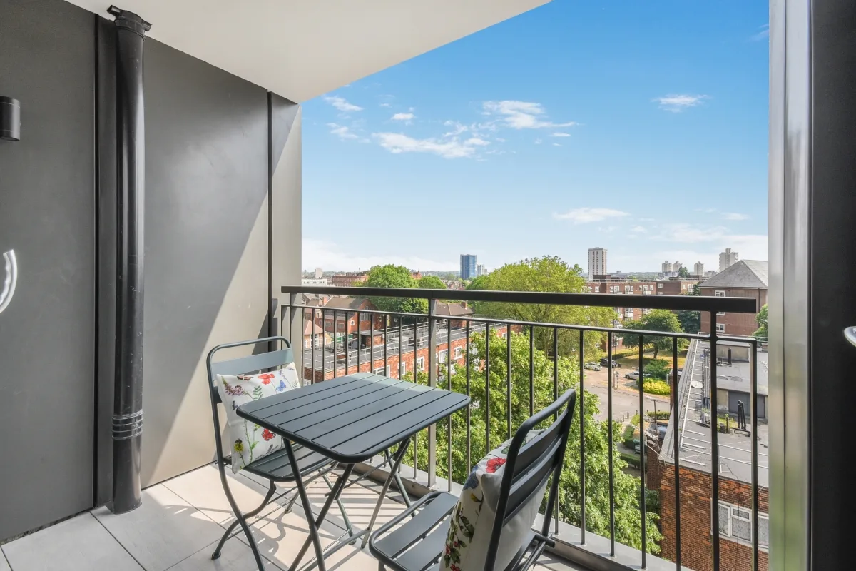 Flat Wyvil Road in Greater London