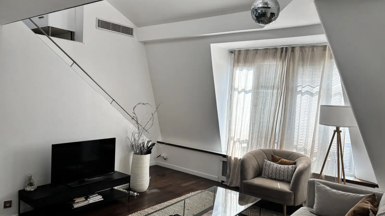 Appartement Cours Albert-Iᵉʳ à Paris