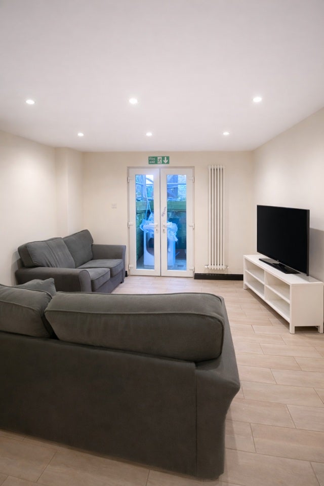 Room Crosland Road in Kirklees
