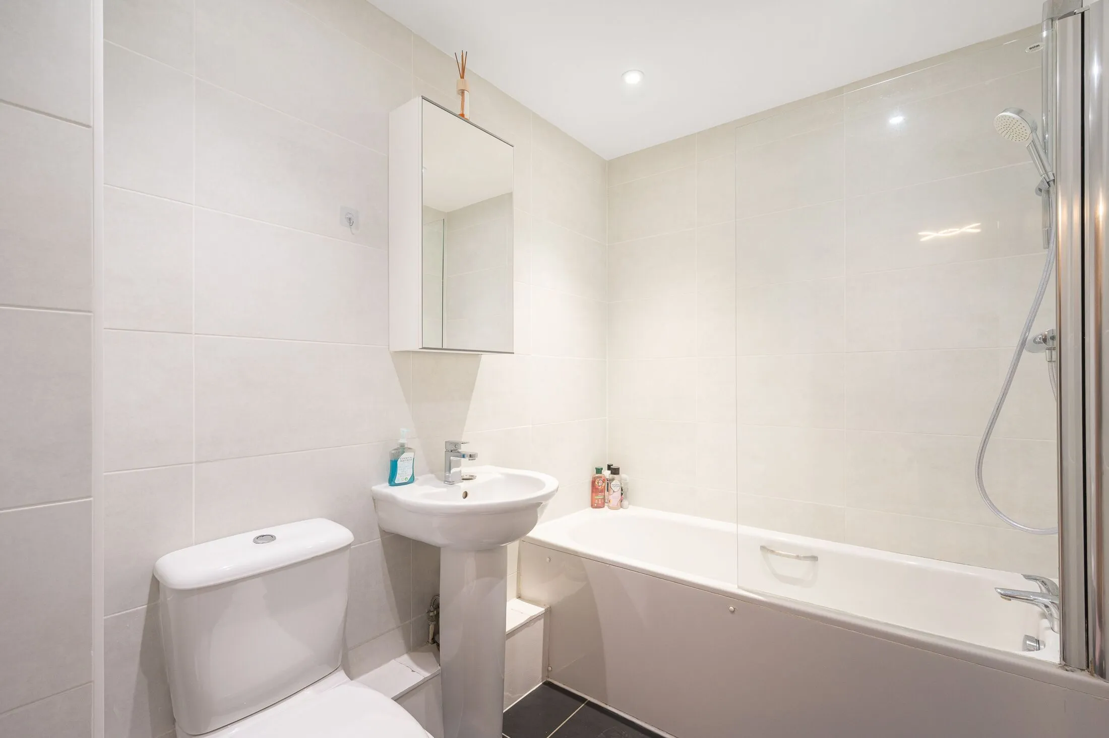 Flat Needleman Close in Greater London