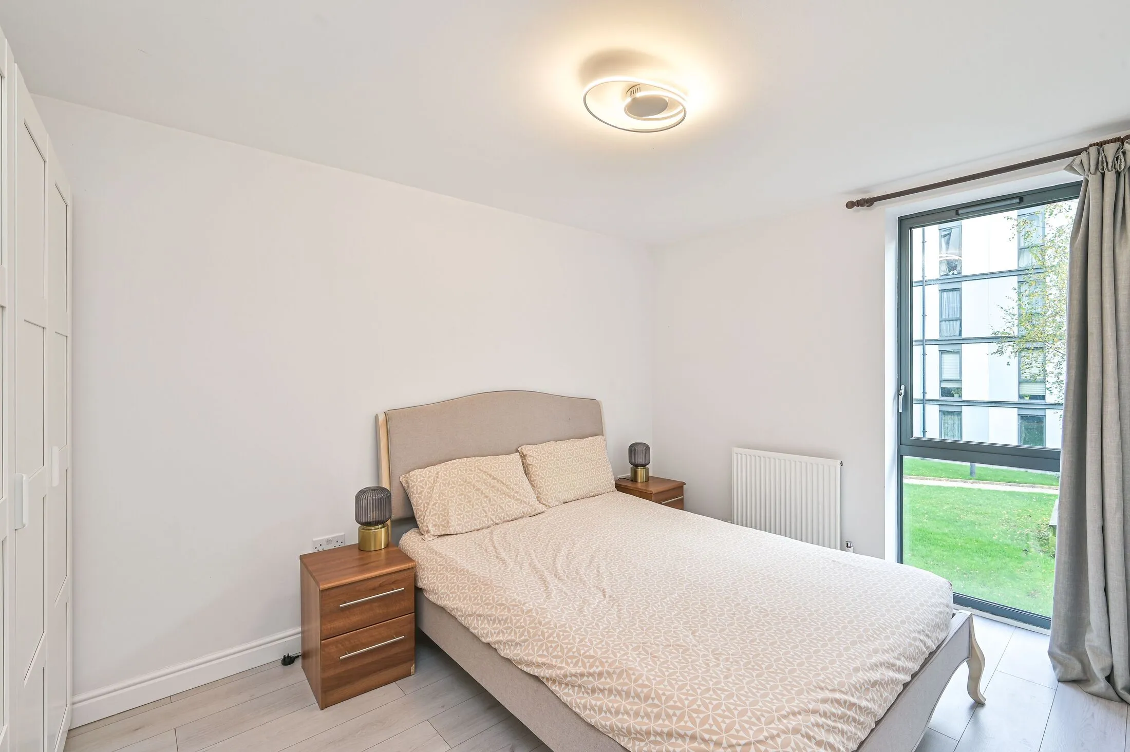 Flat Needleman Close in Greater London