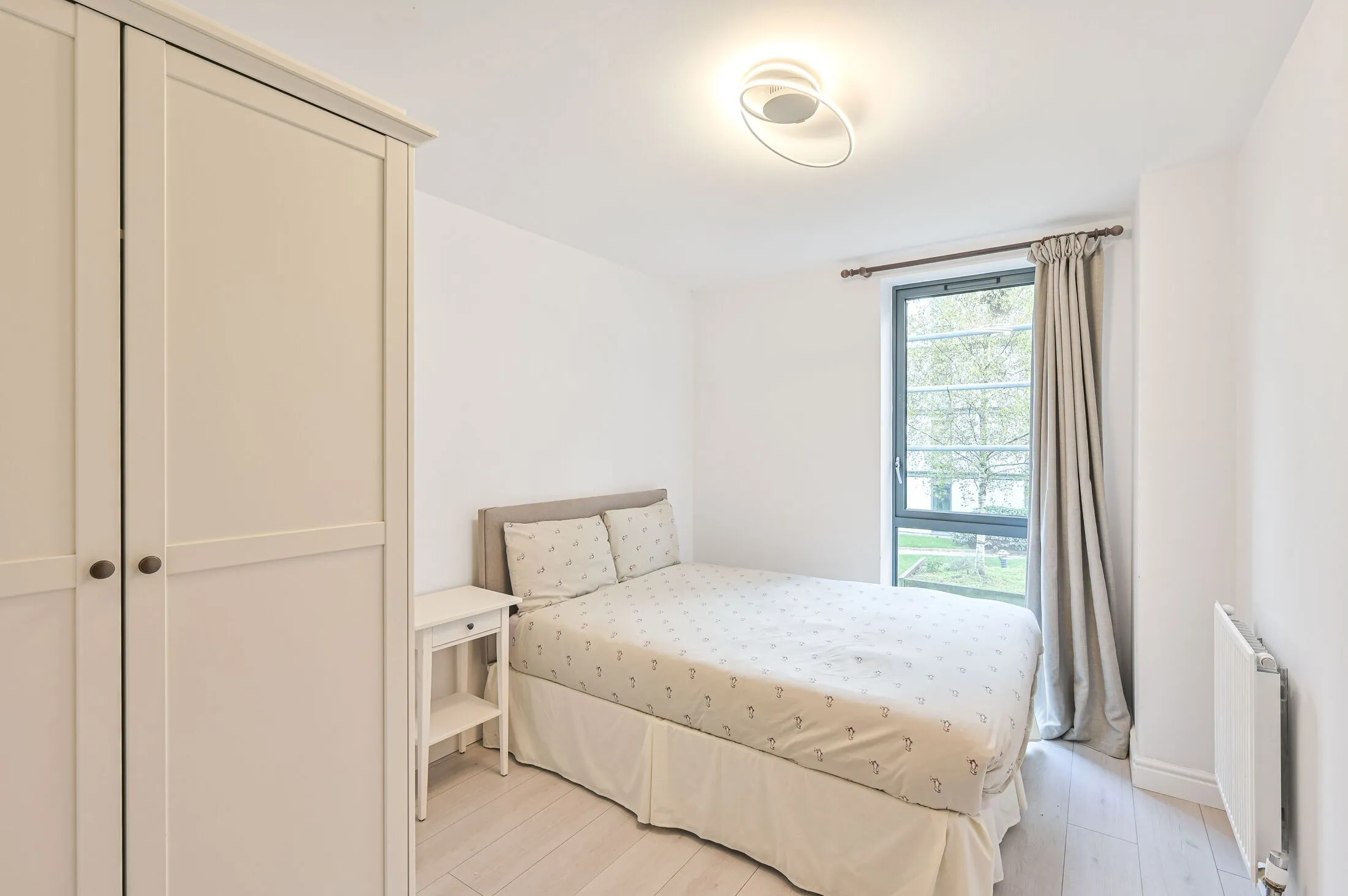 Flat Needleman Close in Greater London