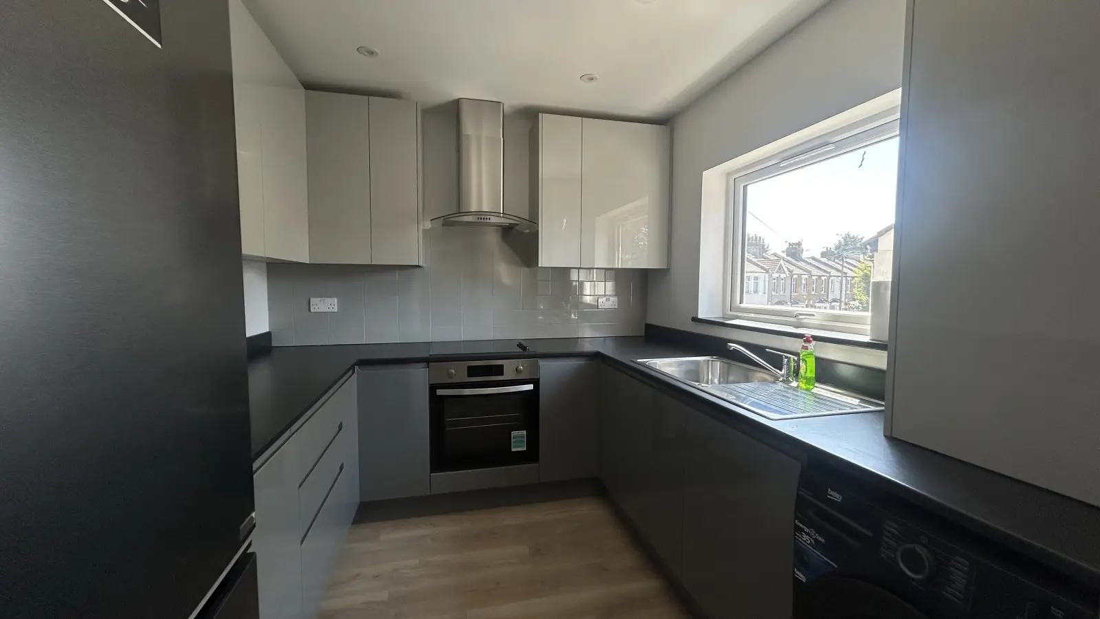 Flat Carnanton Road in Greater London
