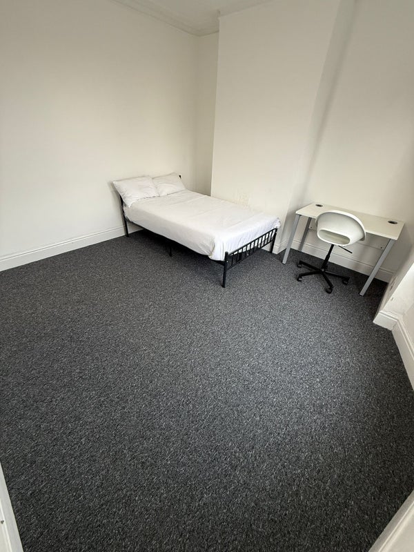 Room Snowdon Road in Bristol