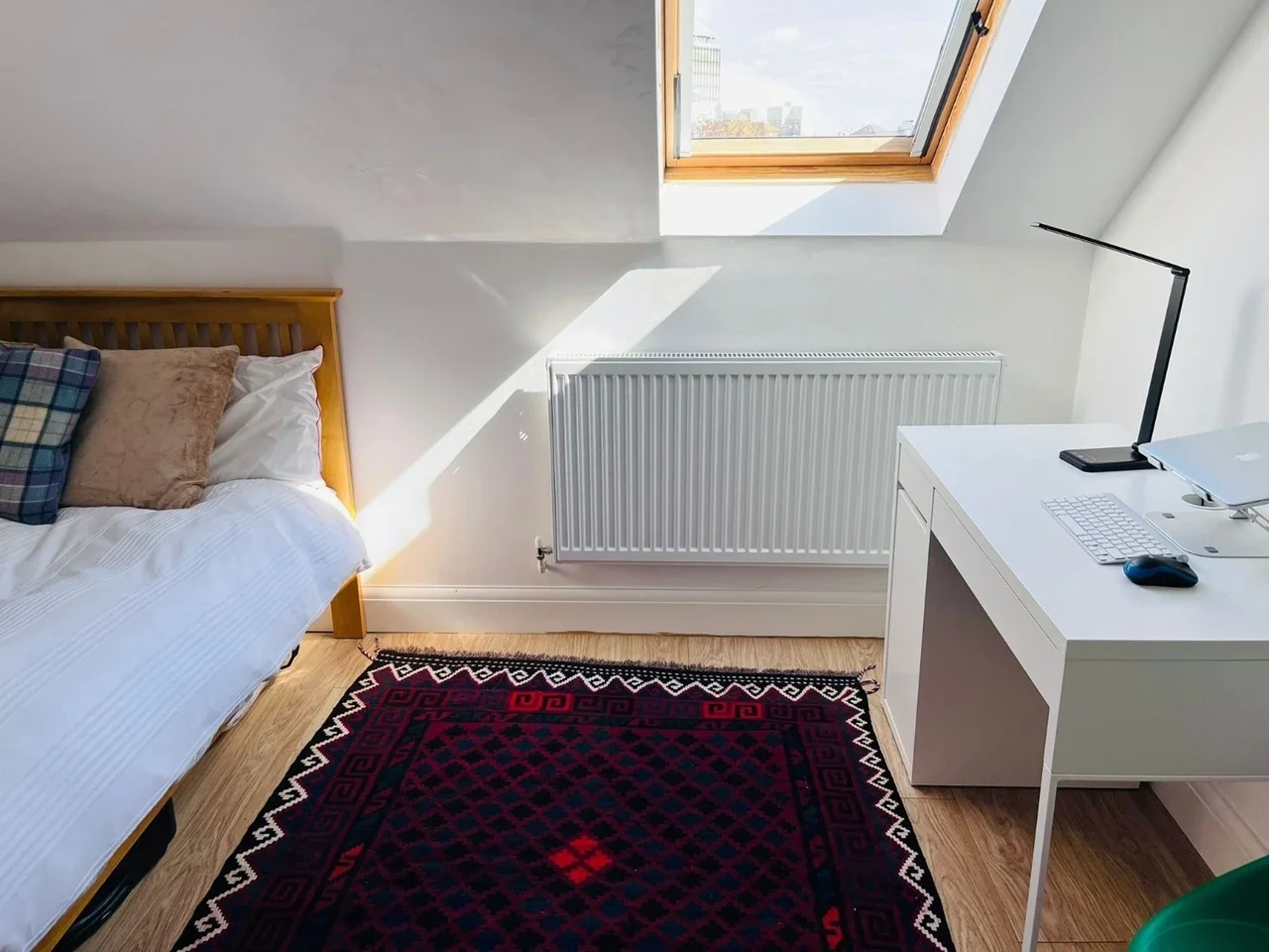 Room Mayes Road in Greater London