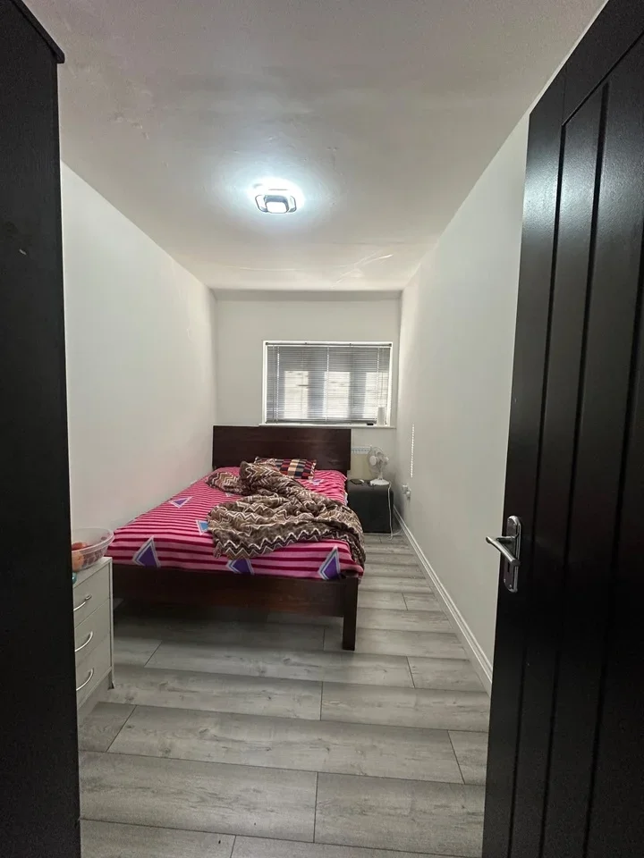 Room Roycraft Avenue in Greater London
