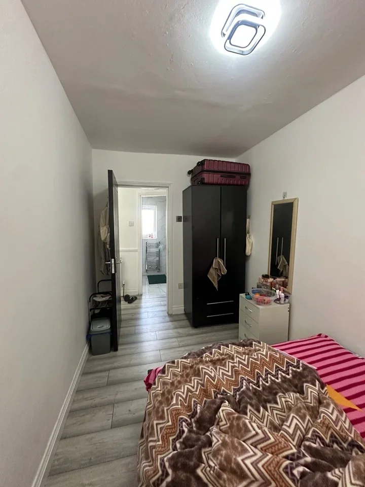 Room Roycraft Avenue in Greater London