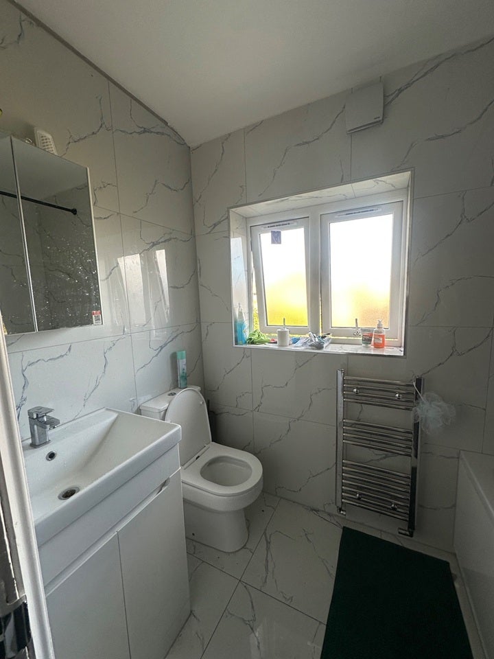 Room Roycraft Avenue in Greater London