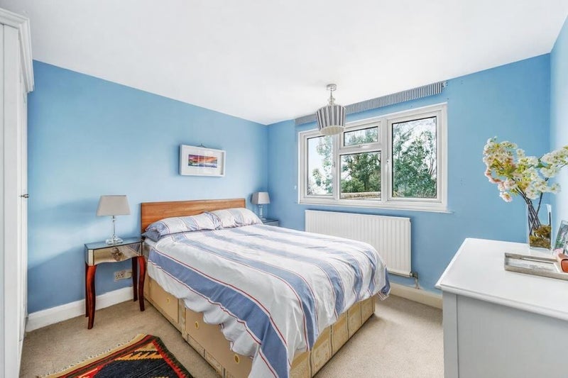 Flat Elm Grove Road in Greater London