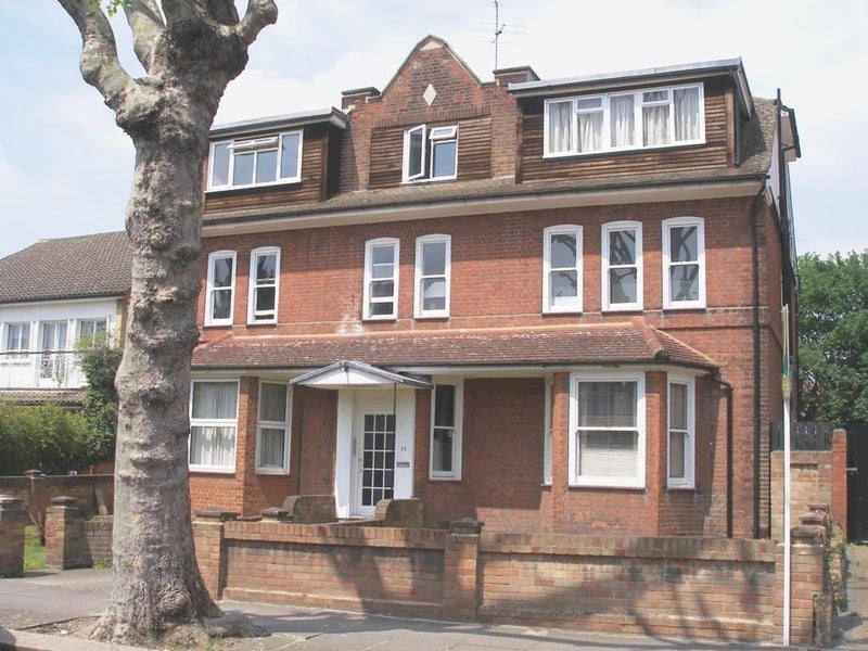 Flat Elm Grove Road in Greater London