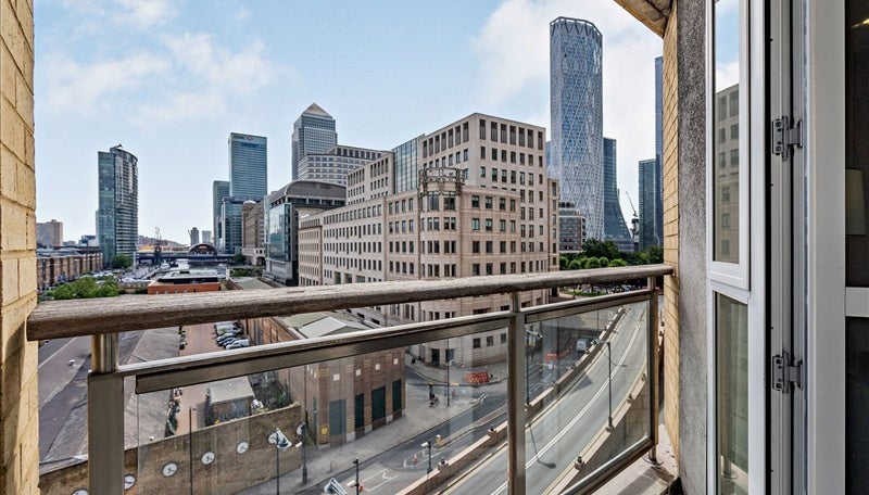Flat Westferry Circus in Greater London