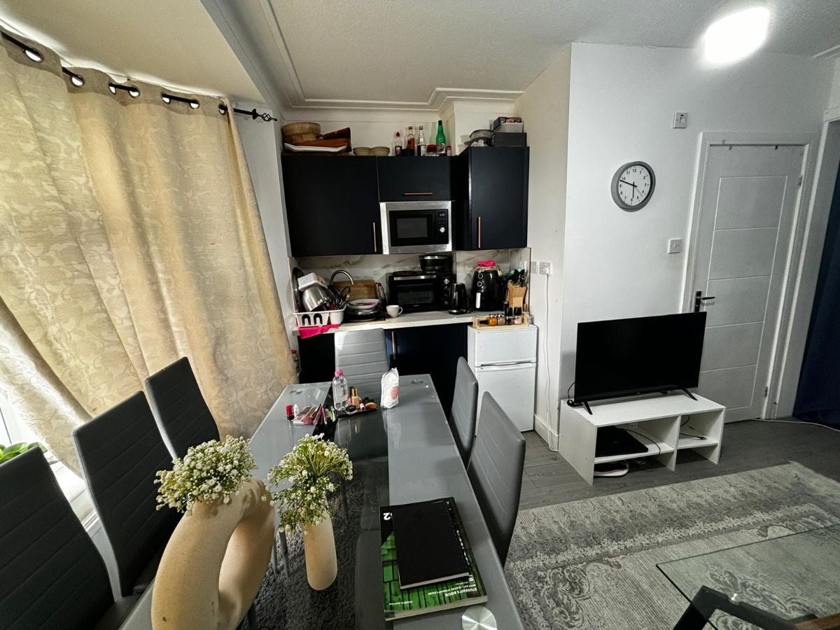 Flat Quantock Gardens in Greater London