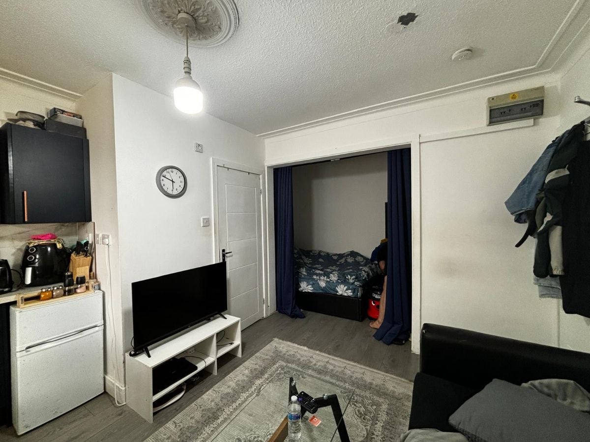 Flat Quantock Gardens in Greater London