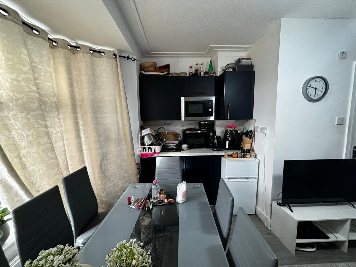 Flat Quantock Gardens in Greater London