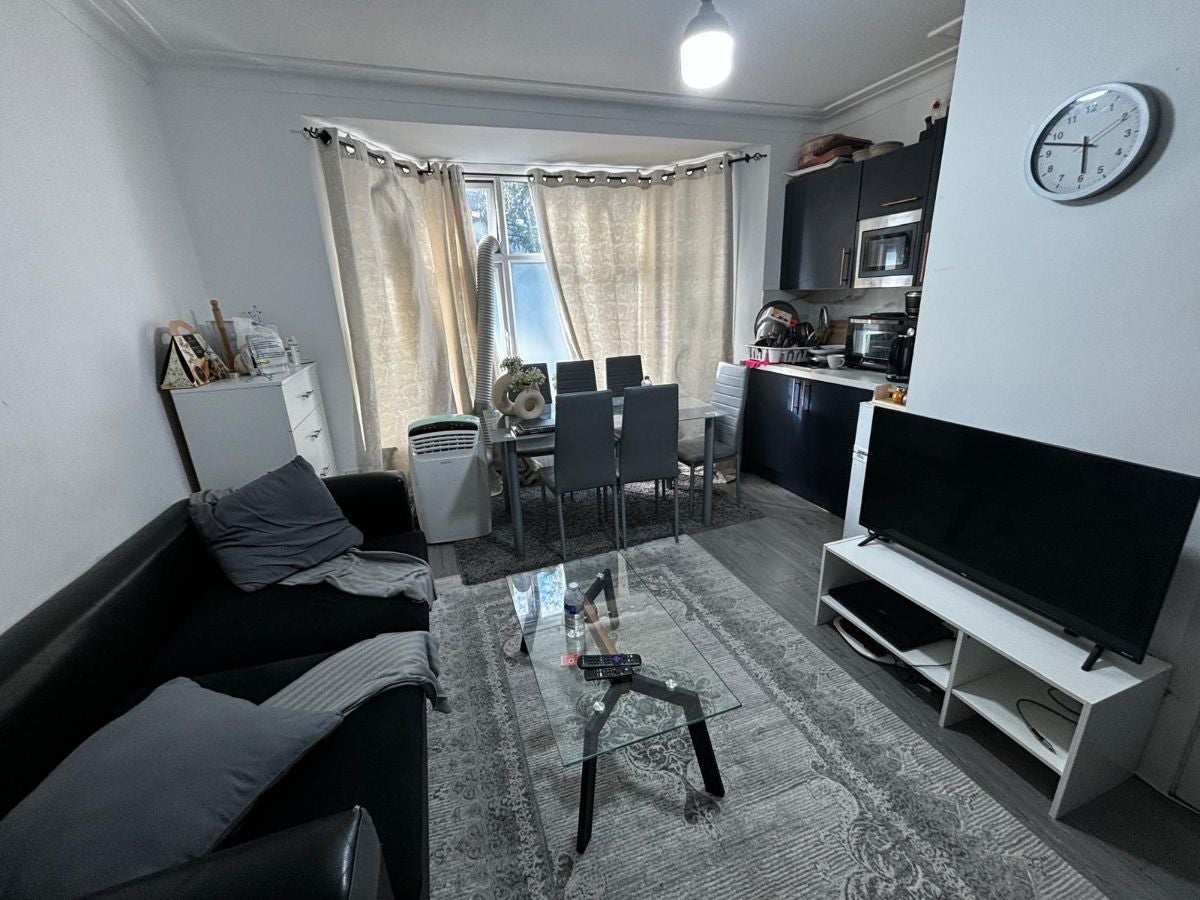 Flat Quantock Gardens in Greater London