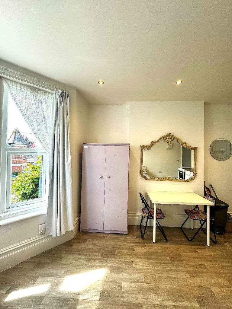 Flat Cumnor Road in Bournemouth