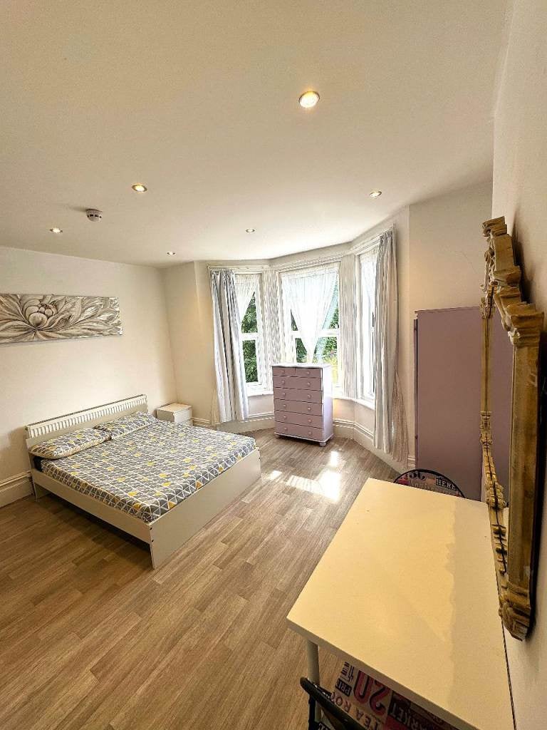 Flat Cumnor Road in Bournemouth