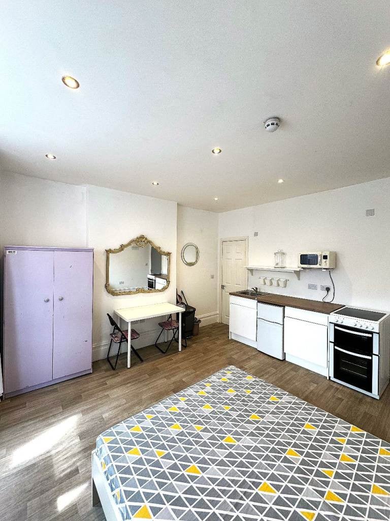 Flat Cumnor Road in Bournemouth