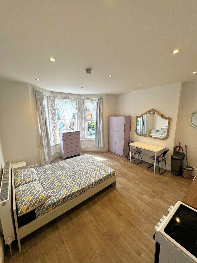 Flat Cumnor Road in Bournemouth