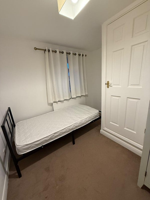 Room Bullfinch Road in Greater London