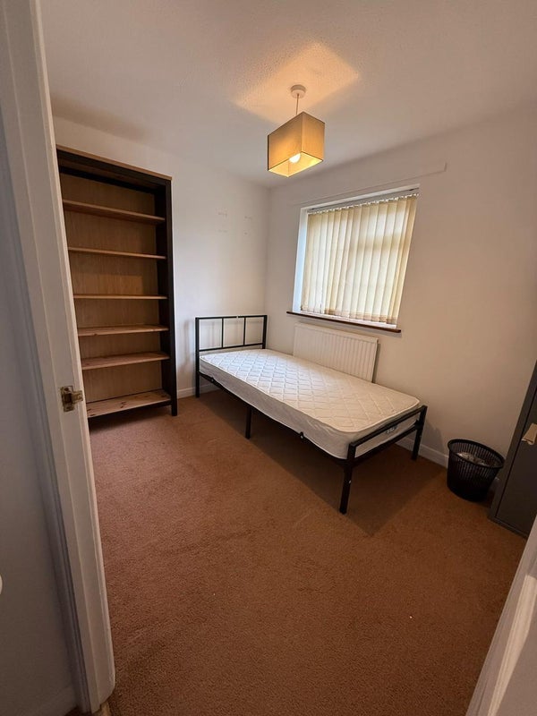 Room Bullfinch Road in Greater London