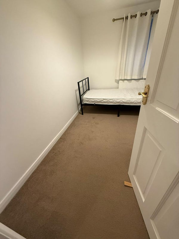 Room Bullfinch Road in Greater London