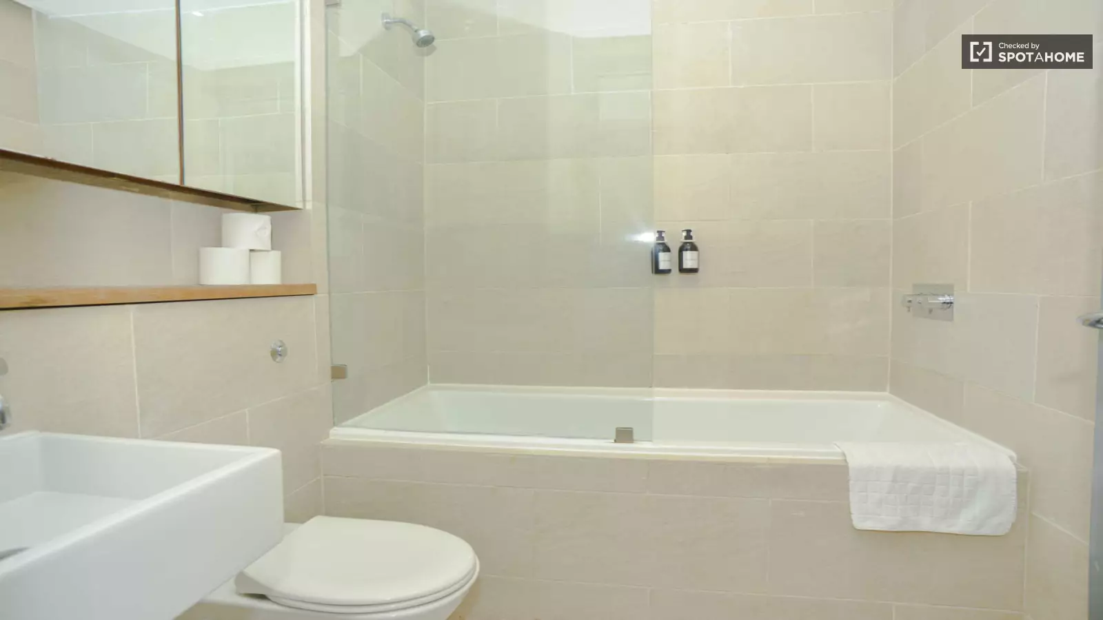 Flat Courtfield Gardens in Greater London