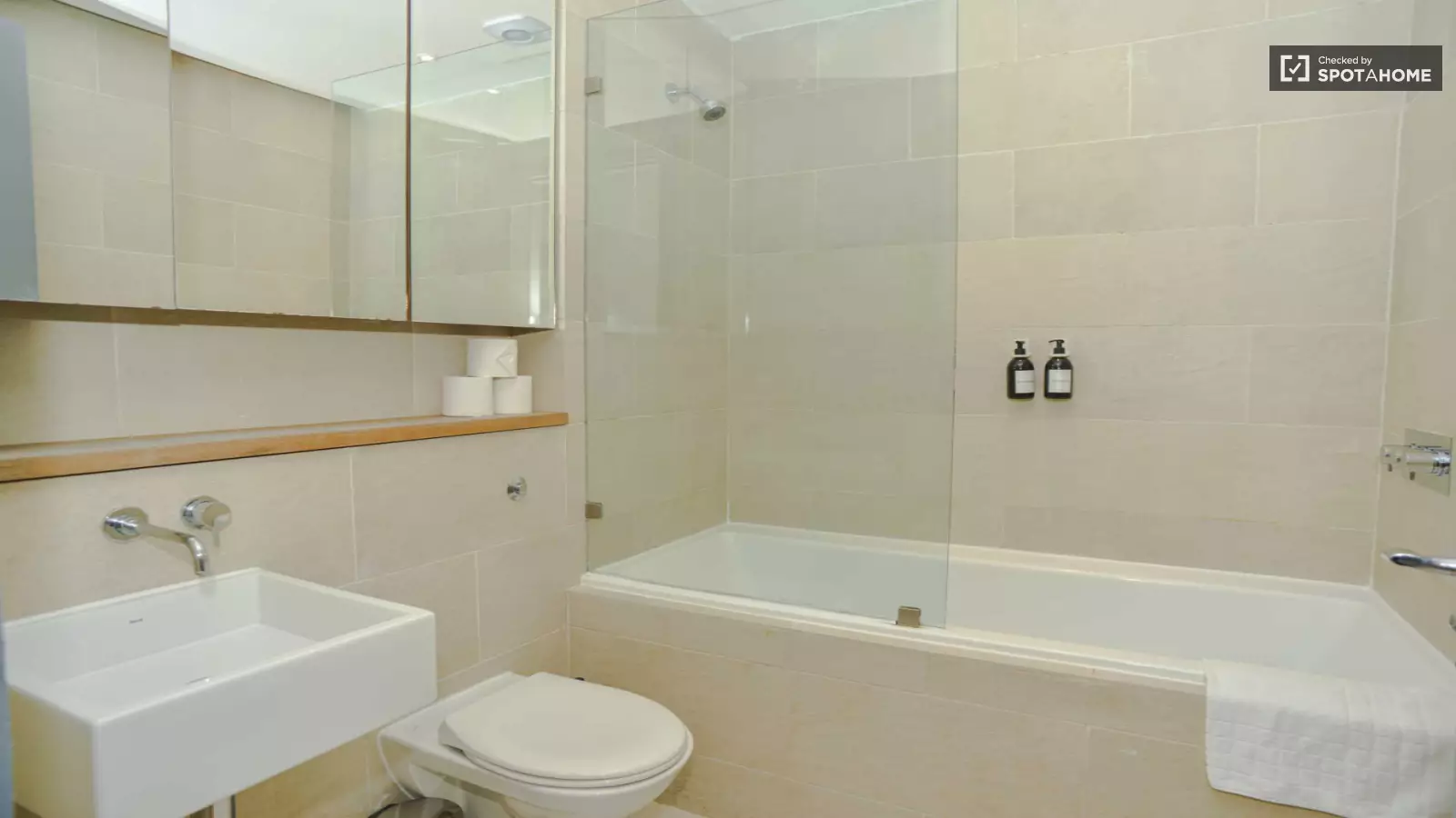 Flat Courtfield Gardens in Greater London
