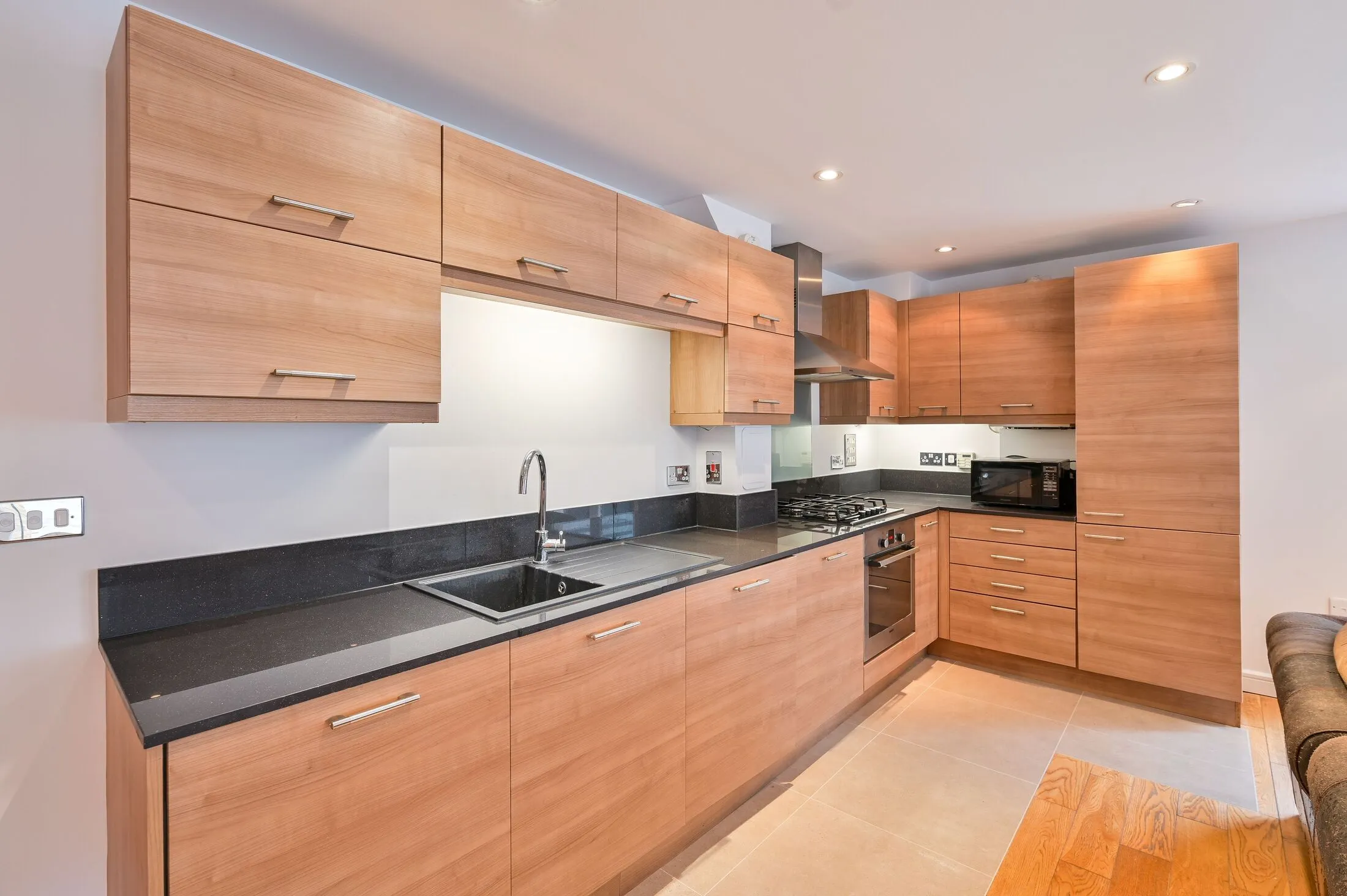 Flat Queen's Row in Greater London