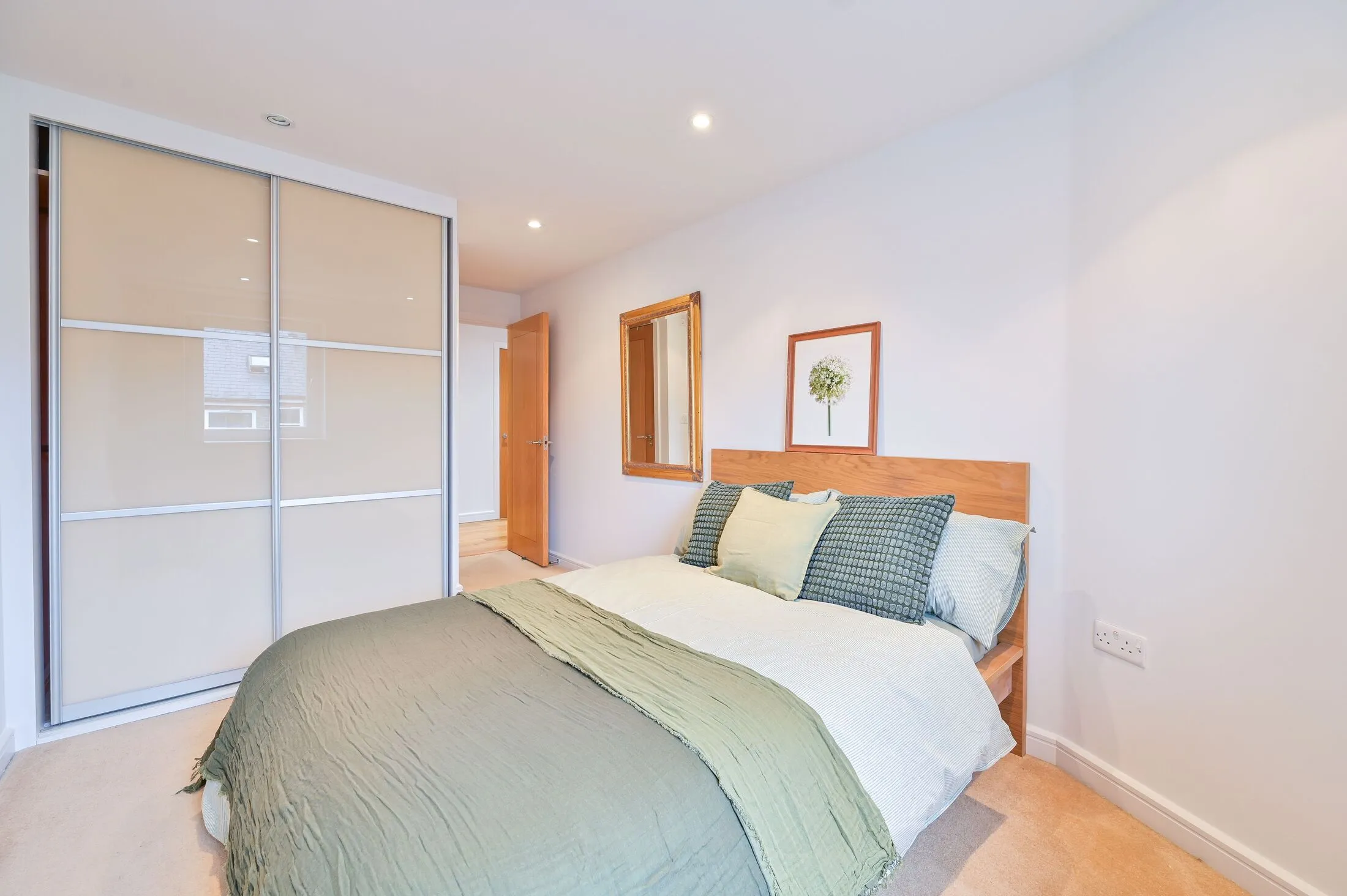 Flat Queen's Row in Greater London
