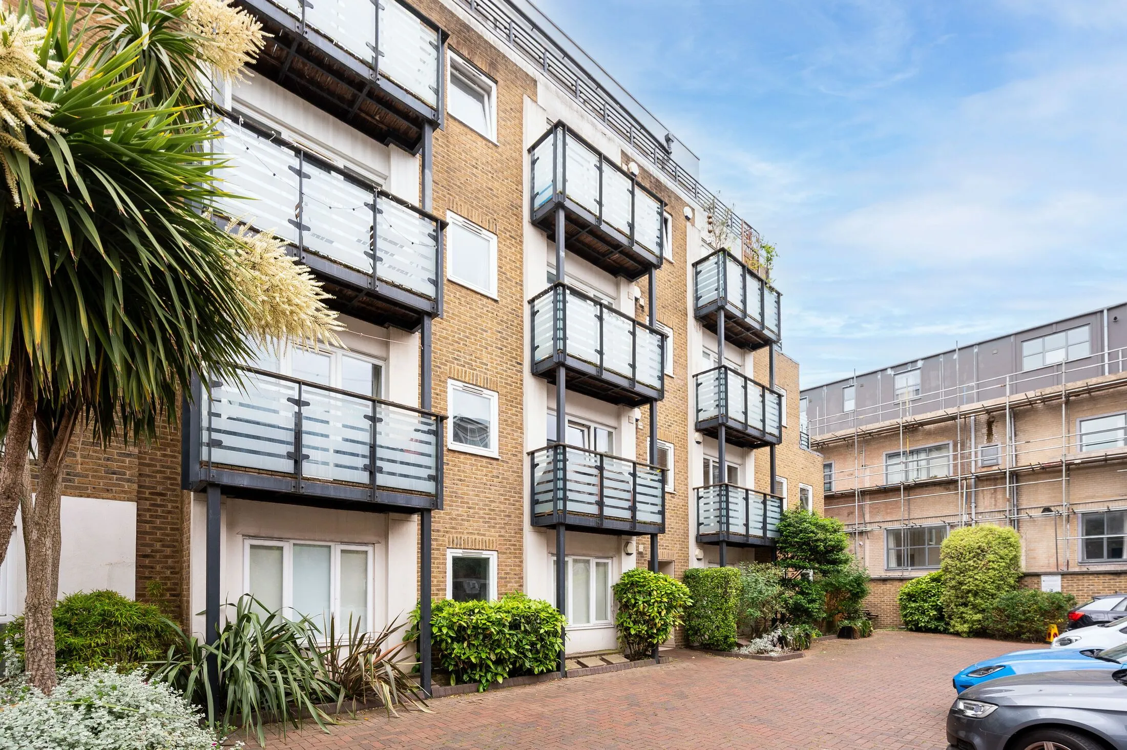 Flat Queen's Row in Greater London