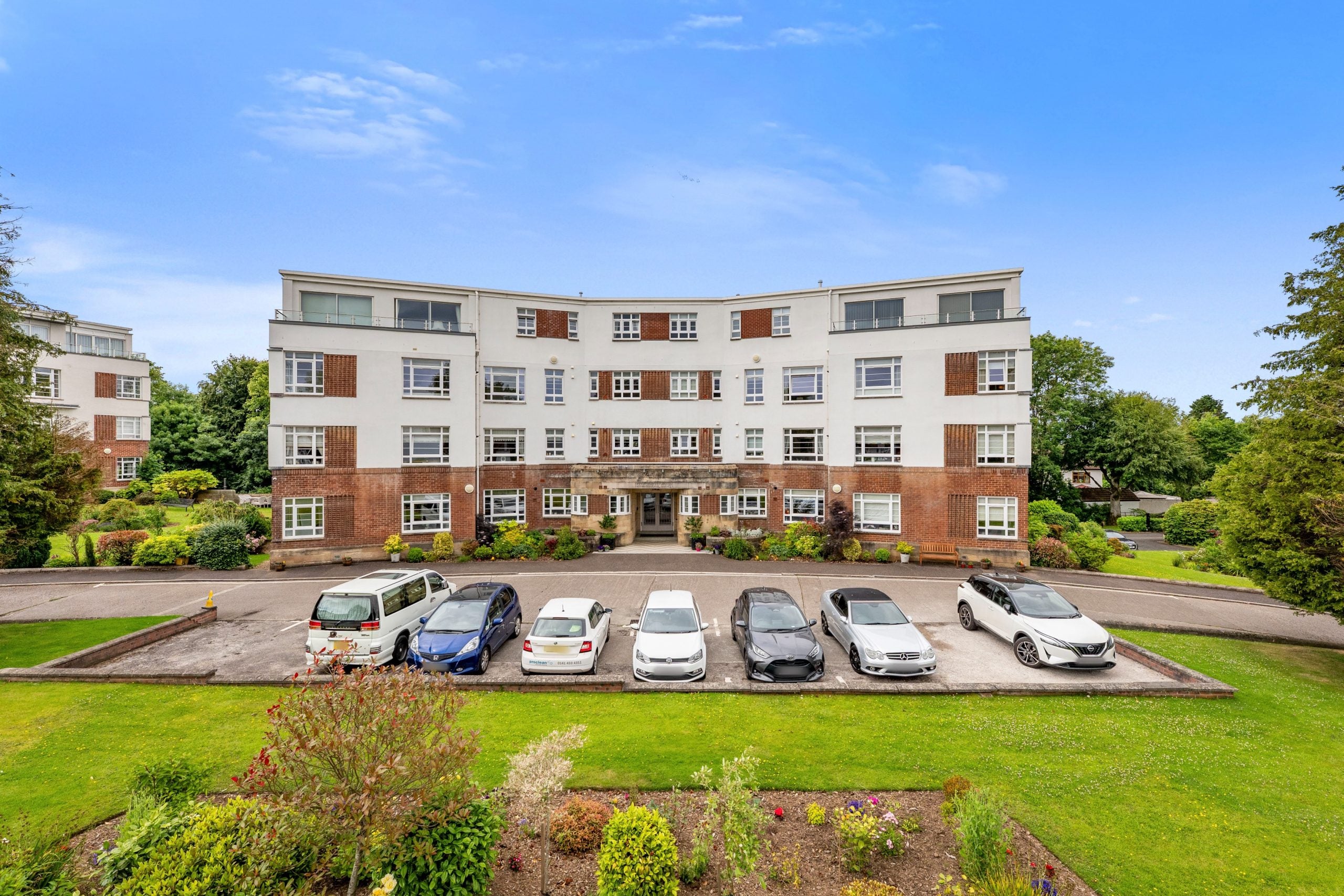 Flat Sandringham Court in Newton Mearns