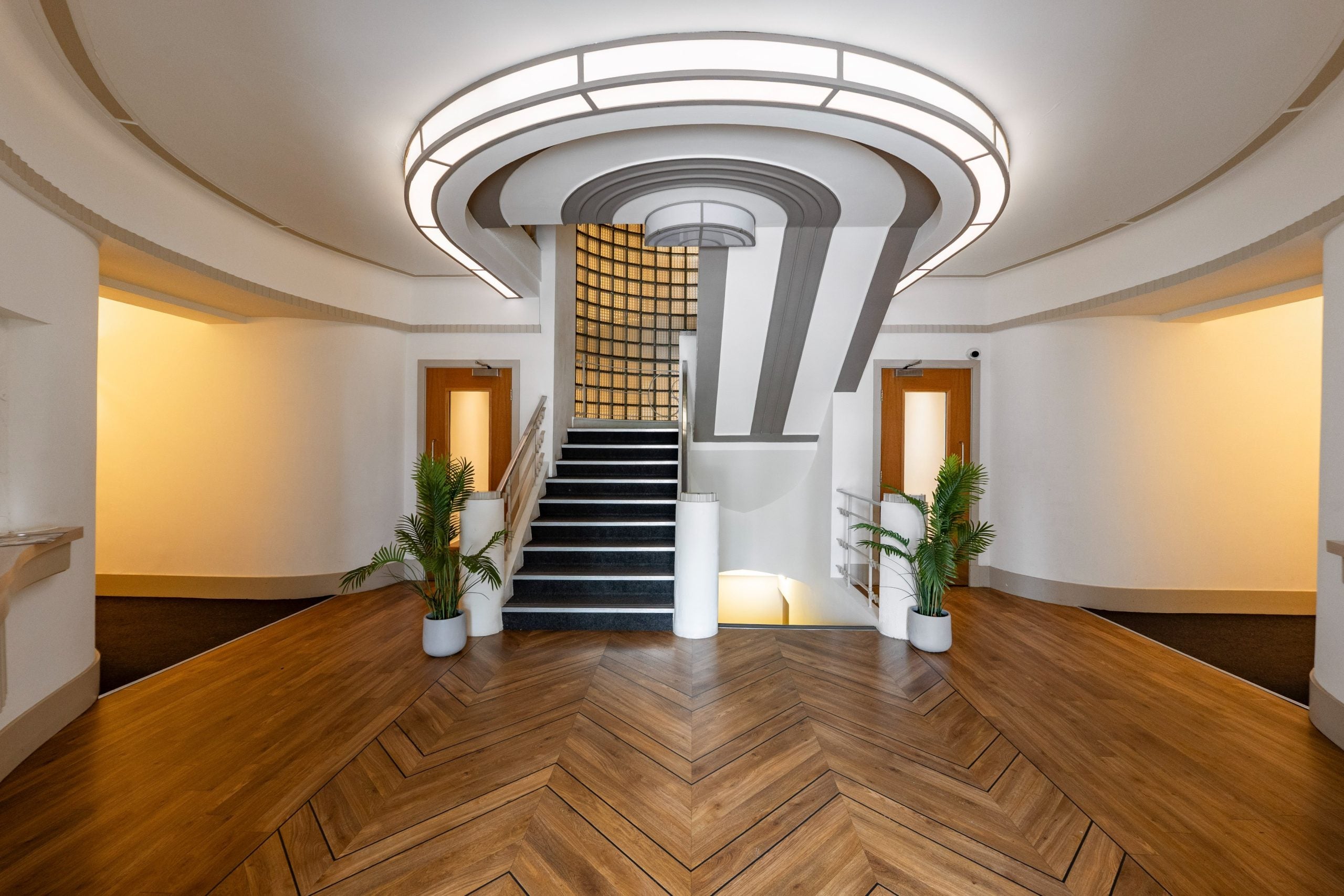 Flat Sandringham Court in Newton Mearns