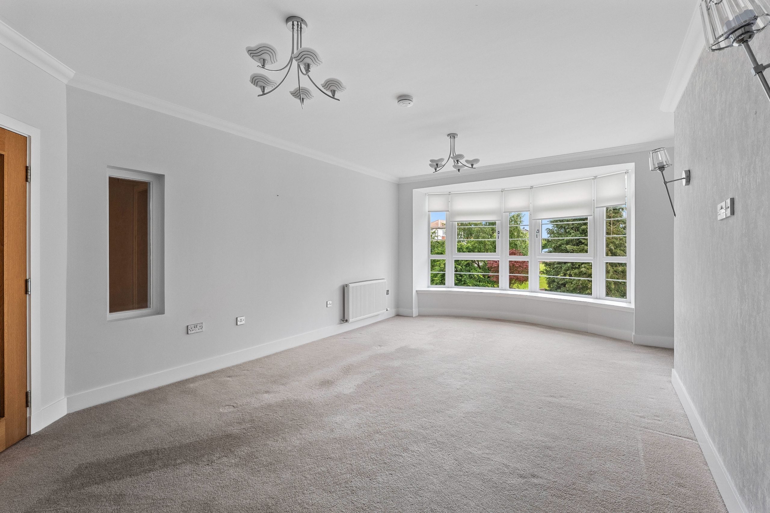 Flat Sandringham Court in Newton Mearns