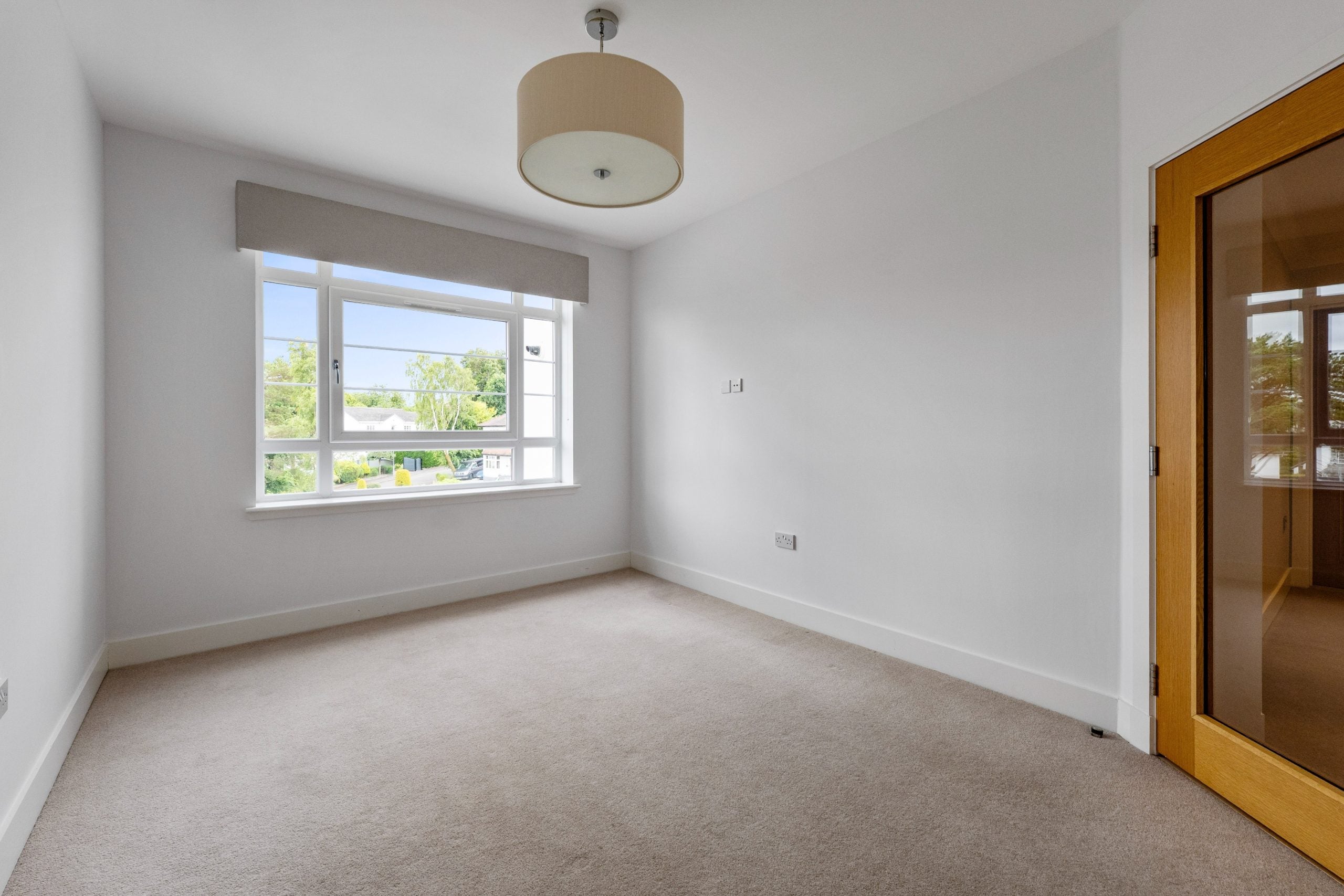 Flat Sandringham Court in Newton Mearns