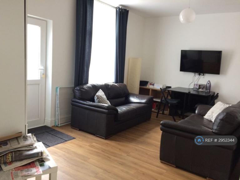 Room Ventnor Street in Salford