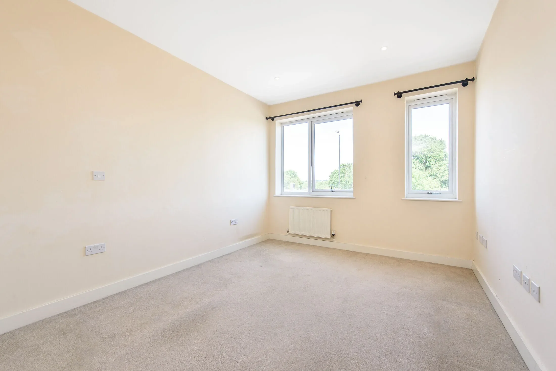 Flat Bowes Road in Greater London